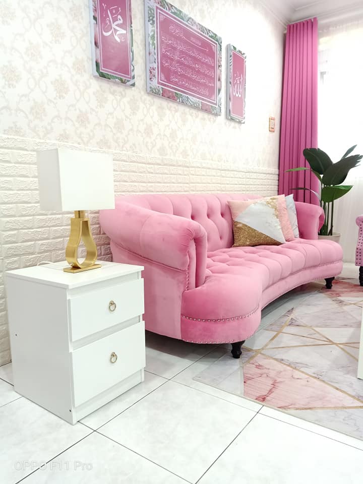 Isteri Ini Deko Ruang Tamu Sendiri, Pilih Pink Bagi Nampak Luas