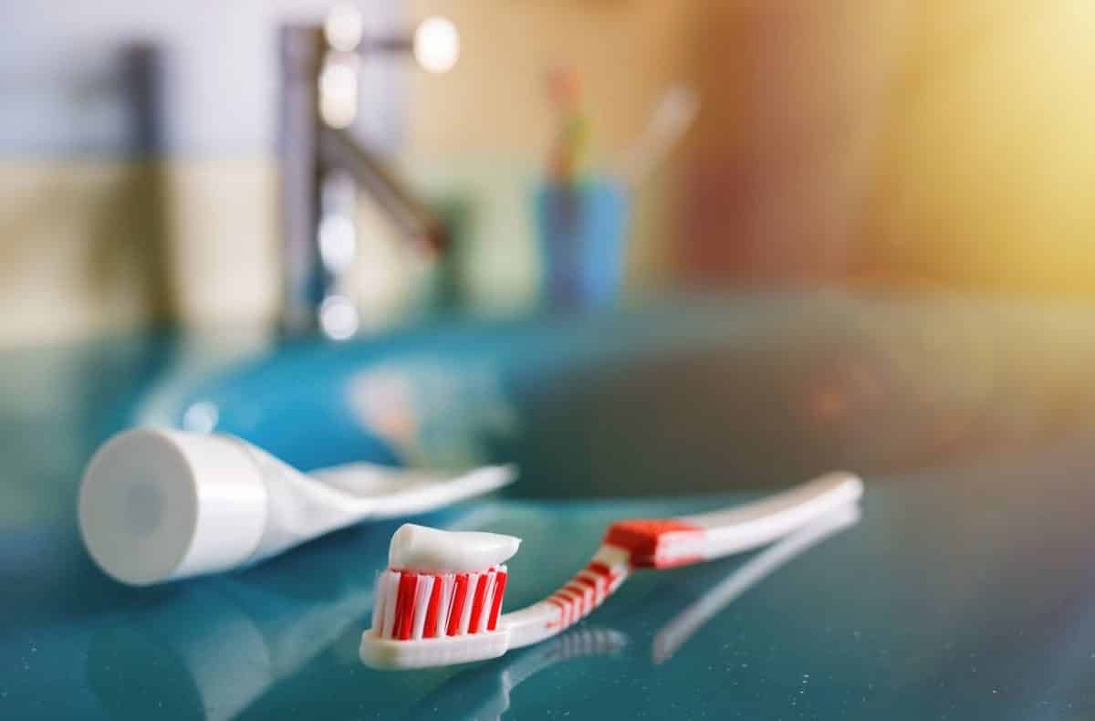 Ubat Gigi Sebagai Penyelesai Masalah Cermin Bilik Air Kabur Dan Berkerak