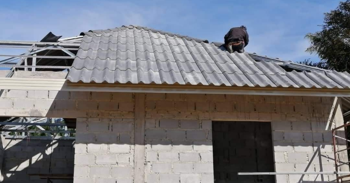 &#8220;Jangan Pakai Concrete Slab&#8230;&#8221;, Tukang Ini Kongsi Panduan Pilih Bumbung Terbaik Untuk Rumah