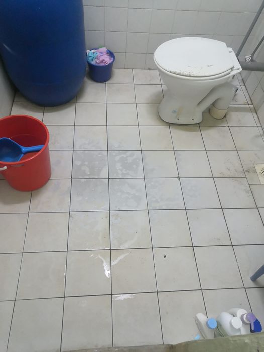 Guna Span Dan Sabun Kedai RM 2.10 Je Nak Hilangkan Daki Degil Pada Lantai Bilik Air